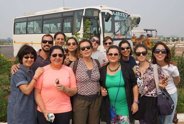 Grupo de mulheres com as quais viajei para a Índia