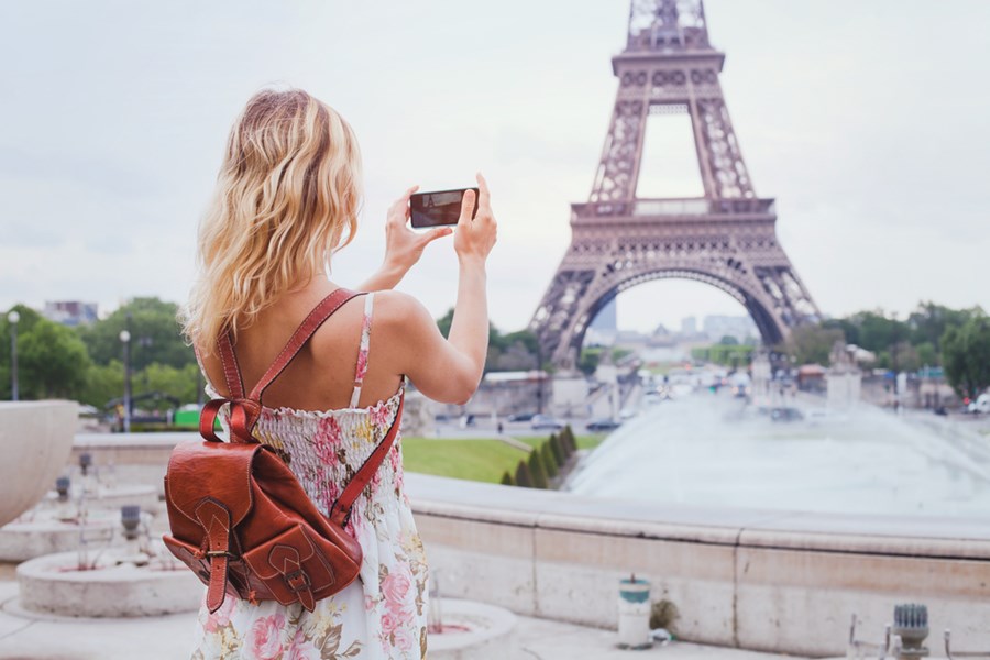 Mulher fotografa Torre Eiffel, símbolo de Paris