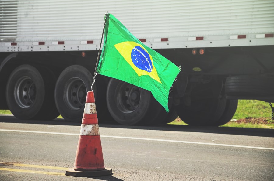 Bandeira do Brasil em protesto de caminhoneiros 
