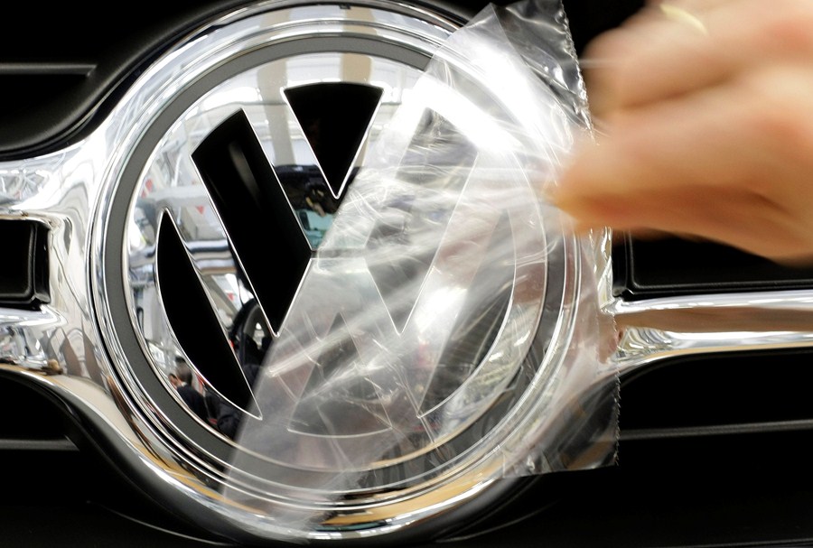 Logo da Volkswagen em linha de montagem
