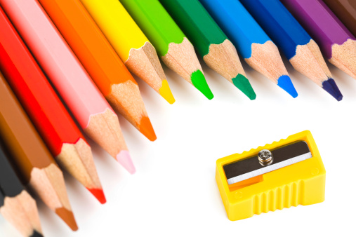 Lápis de colorir e apontador são itens do material escolar