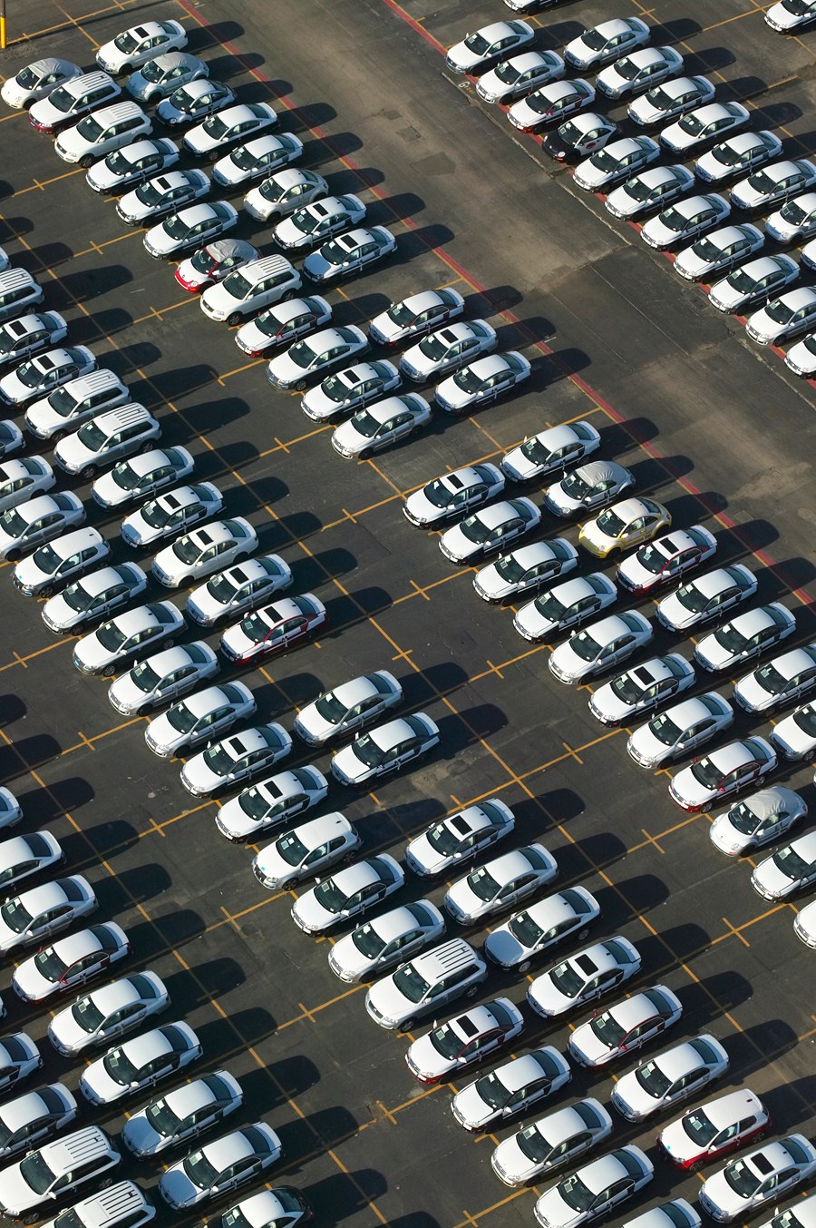 Pátio de carros em montadora nos EUA: setor reduziu produção por conta de greves (Shutterstock)