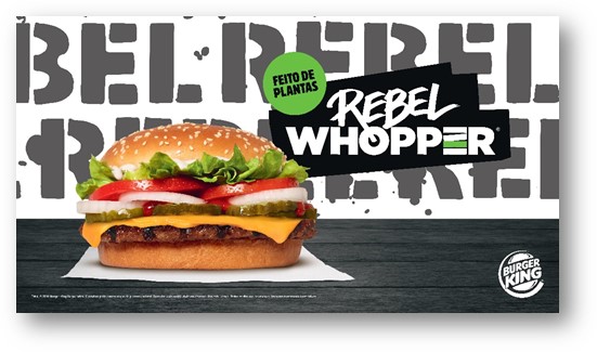 Rebel Whopper ao centro em cima de uma mesa preta,