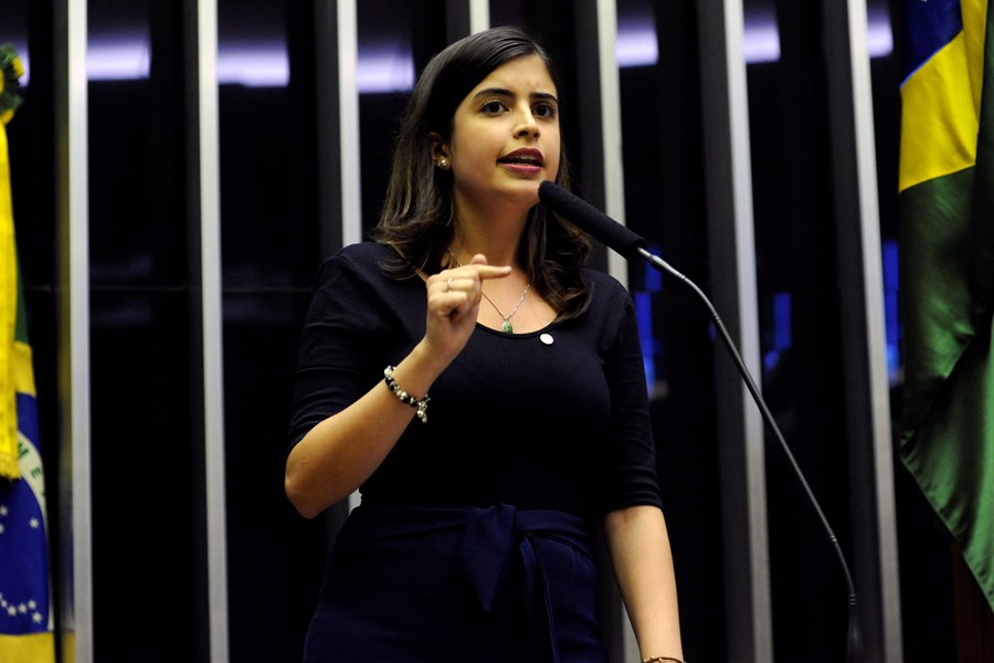 A deputada Tabata Amaral faz discurso na tribuna do plenário da Câmara