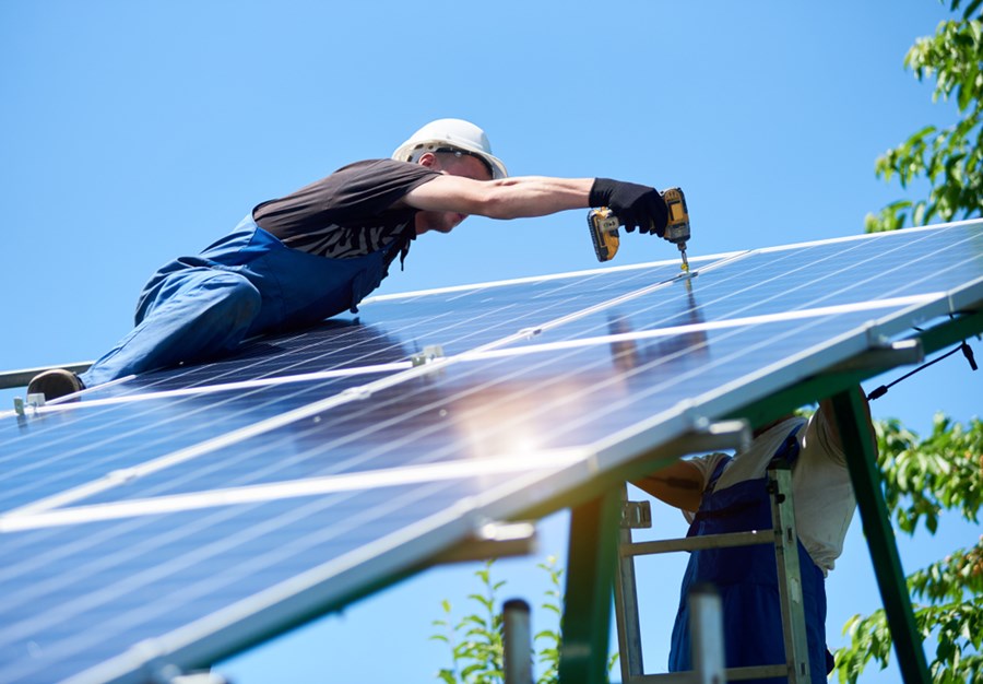 Técnico faz instalação de painel solar