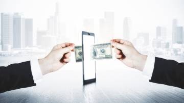 Dinheiro sendo transferido por meio de um celular para simbolizar a transação digital