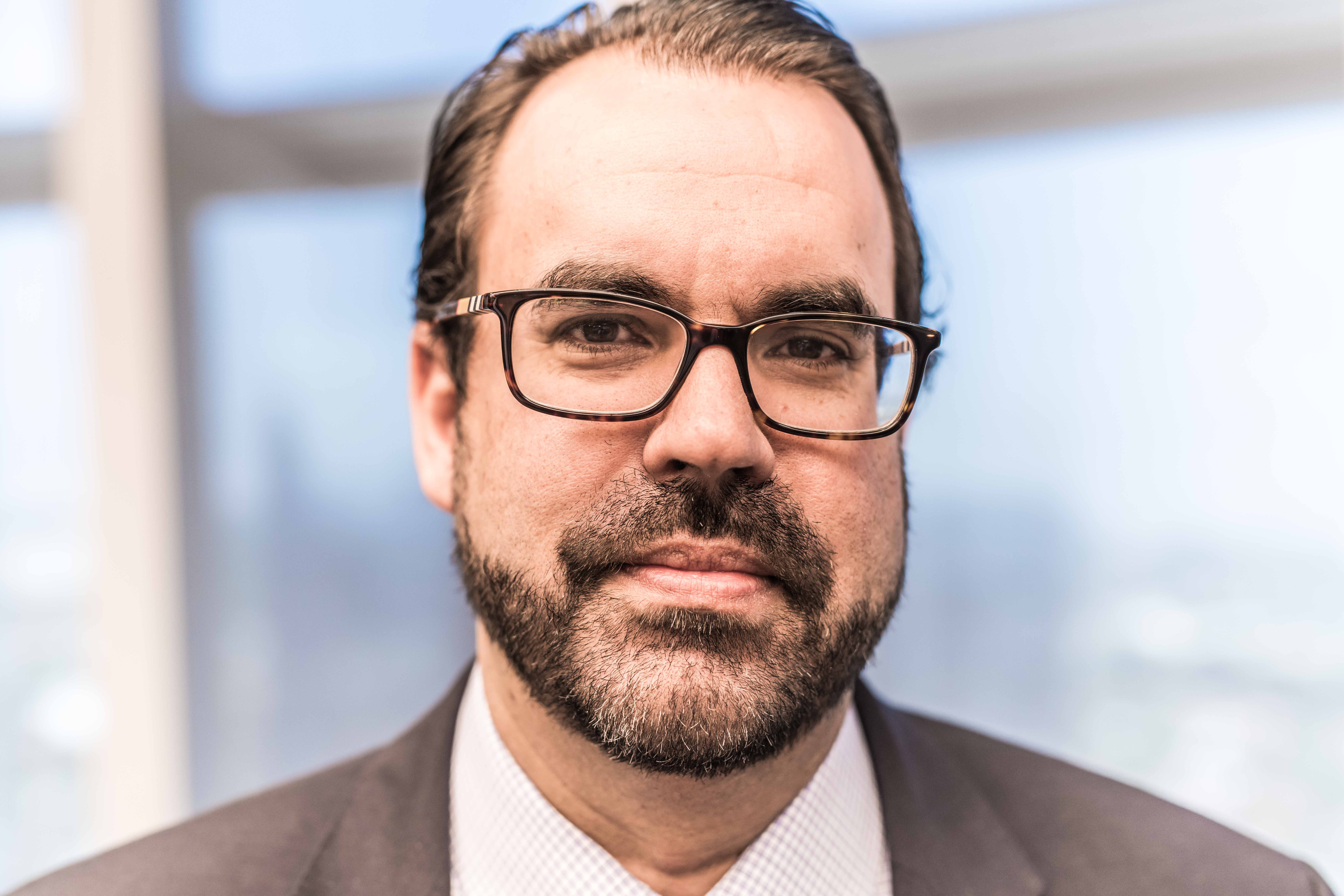 Christopher Garman posa para foto no estúdio da InfoMoneyTV