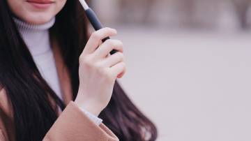 Pessoa fuma o IQOS, cigarro eletrônico da Philip Morris