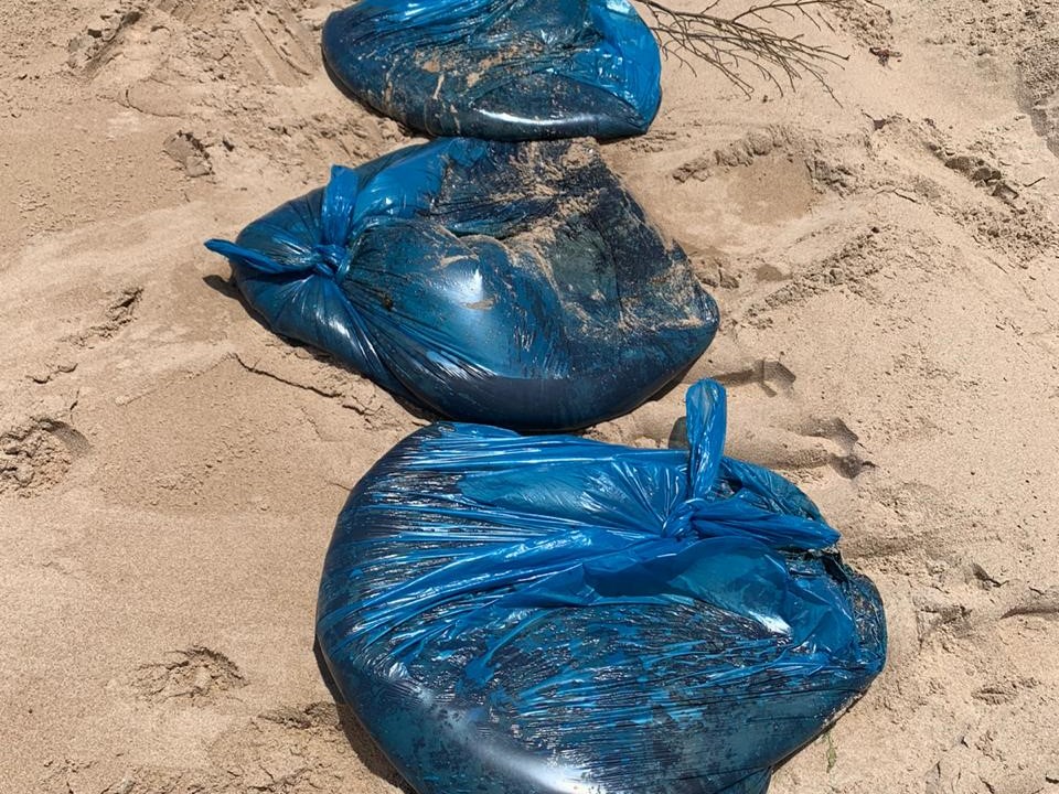 Limpurb atua para retirar novas manchas de óleo em praias de Salvador (SECOM/Salvador)