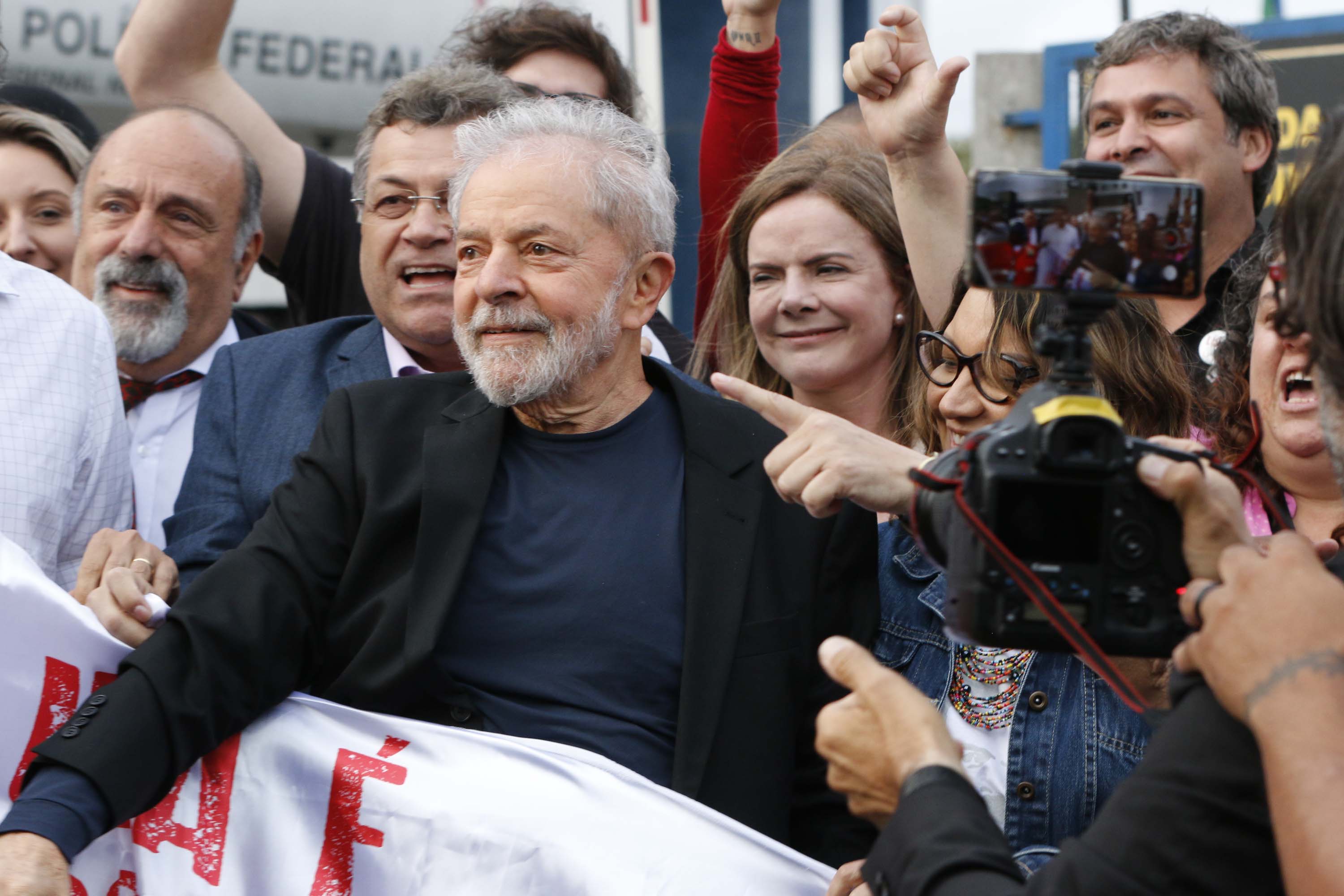 PR - LULA-DEIXA-PRISÃO - GERAL - O ex-presidente Lula deixa a sede da Polícia Federal em Curitiba (PR), nesta sexta-feira (08), após ter pedido de soltura autorizado. O Supremo Tribunal Federal (STF), em julgamento, votou contra a prisão em segunda instância. 08/11/2019 - Foto: CASSIANO ROSÁRIO/FUTURA PRESS/FUTURA PRESS/ESTADÃO CONTEÚDO