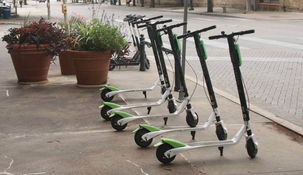 Patinetes elétricos estacionados na calçada