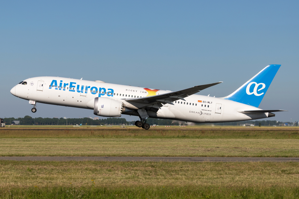 Avião da Air Europa decolando