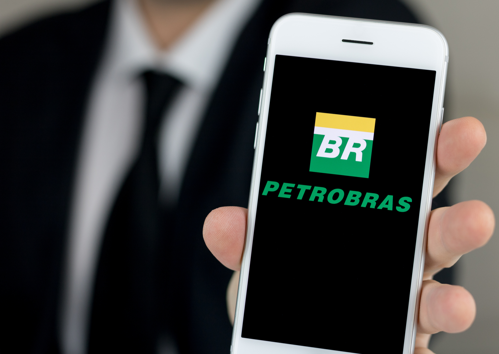 Logo da Petrobras em tela de celular (Shutterstock)