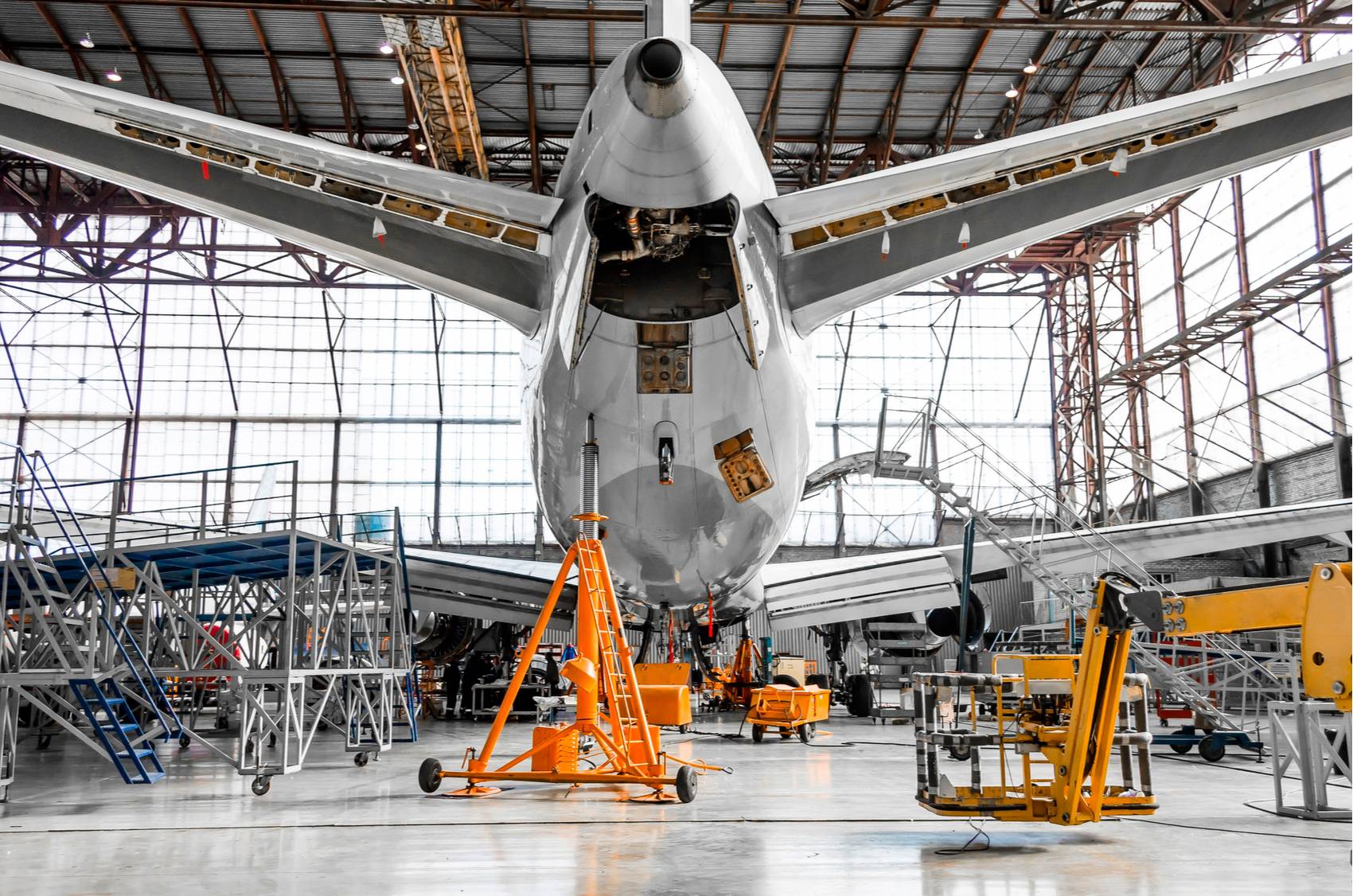 Avião hangar manutenção jato aviação
