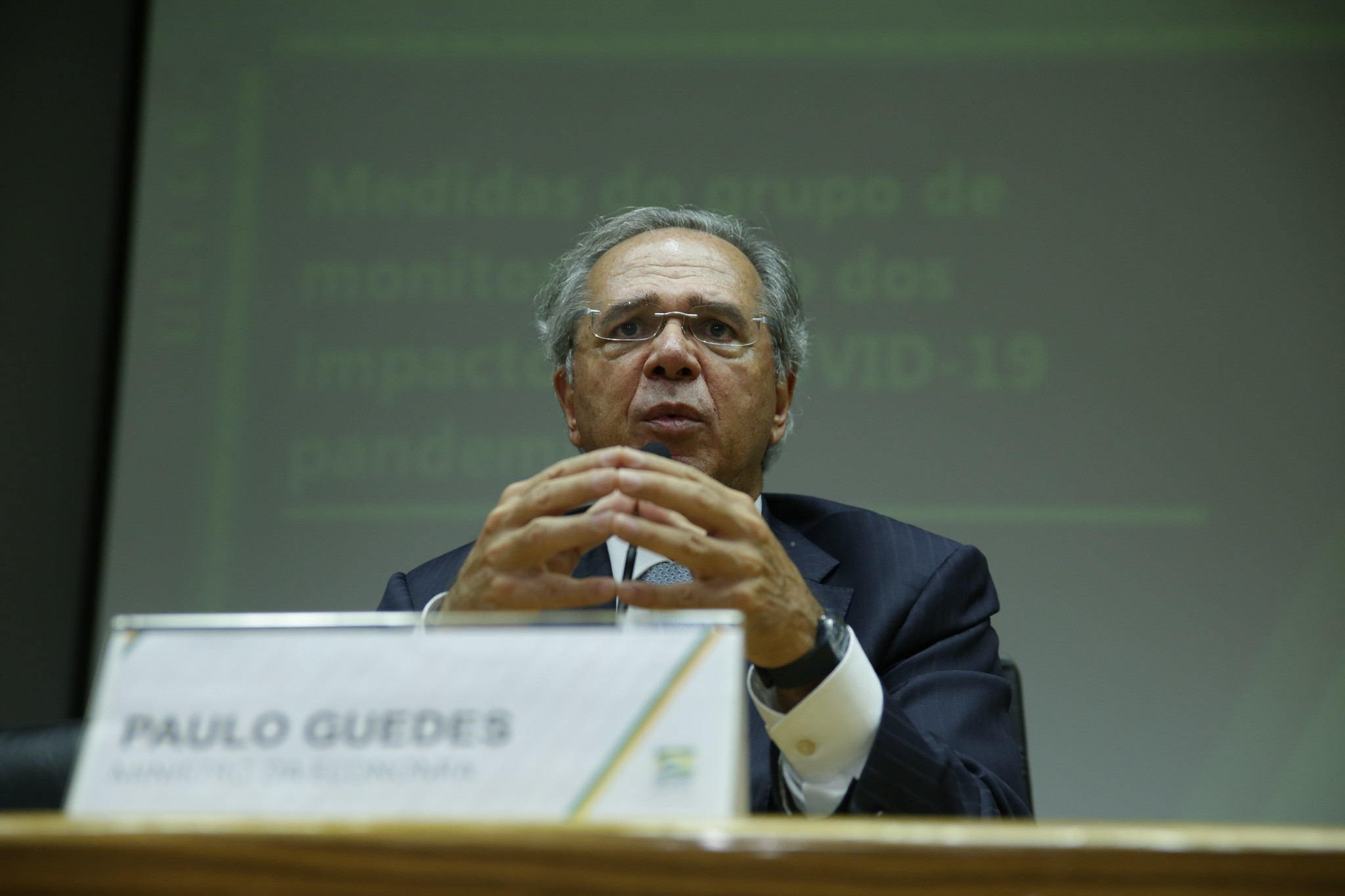 O ministro Paulo Guedes faz anúncio sobre medidas para conter impactos do coronavírus