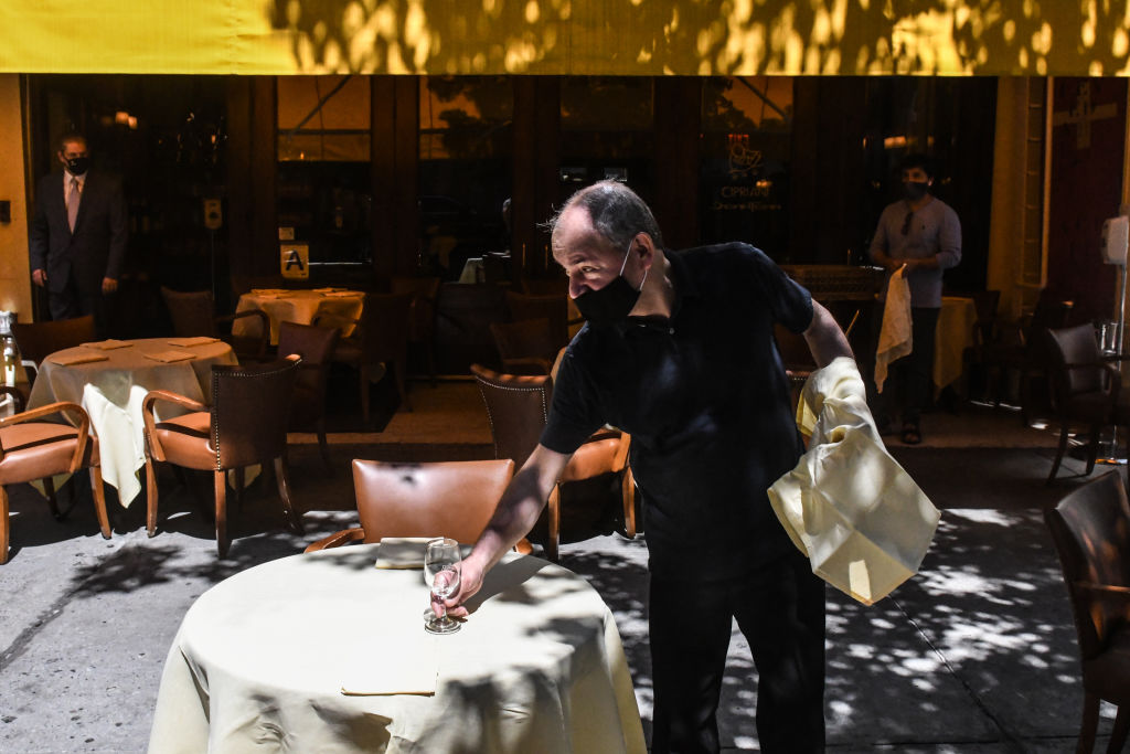 Funcionário de restaurante na pandemia (Stephanie Keith/Getty Images)