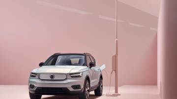 Volvo XC40 Recharge P8 AWD in Glacier Silver