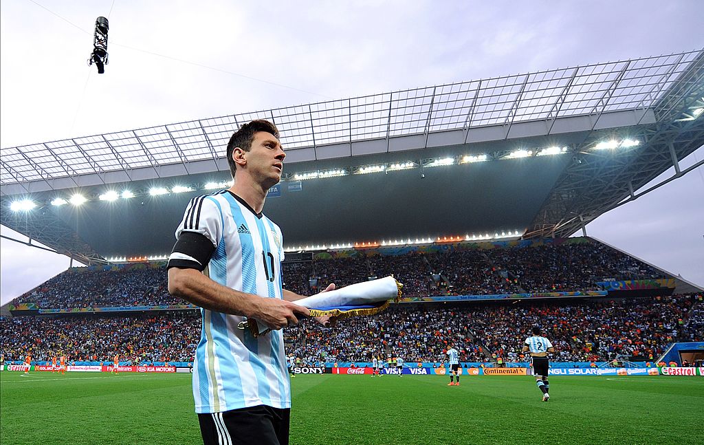 Messi em jogo pela seleção da Argentina (Chris Brunskill Ltd/Getty Images)