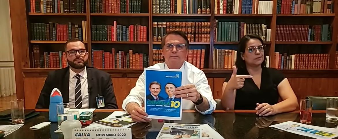 O presidente Jair Bolsonaro mostra o material de campanha do prefeito Marcelo Crivella (Republicanos), candidato à reeleição no Rio de Janeiro (Foto: Reprodução redes sociais)