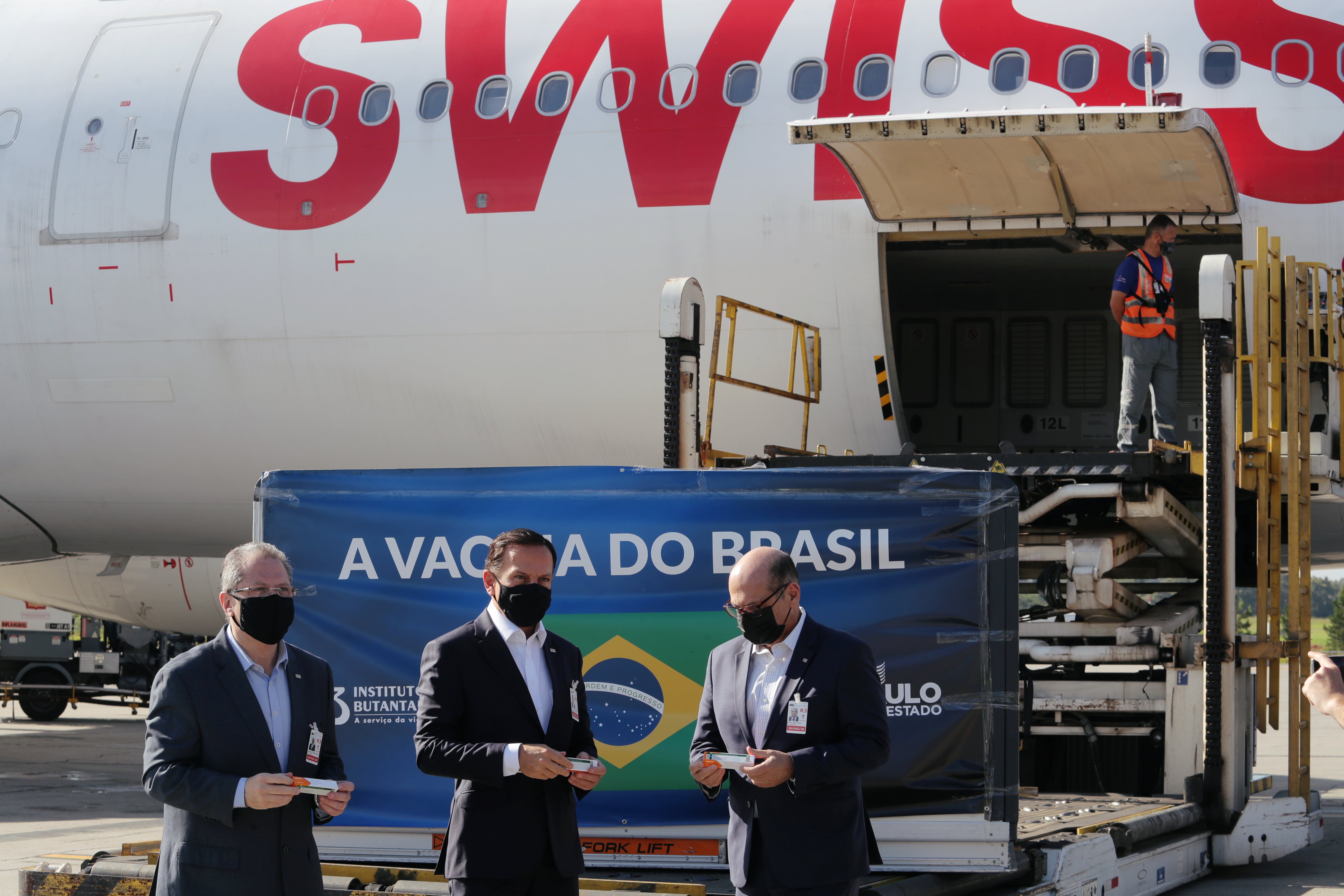 Secretário Gorinchteyn, Doria e Dimas Covas recebem doses de CoronaVac no aeroporto internacional de São Paulo, Guarulhos 18/12/2020 REUTERS/Amanda Perobelli
