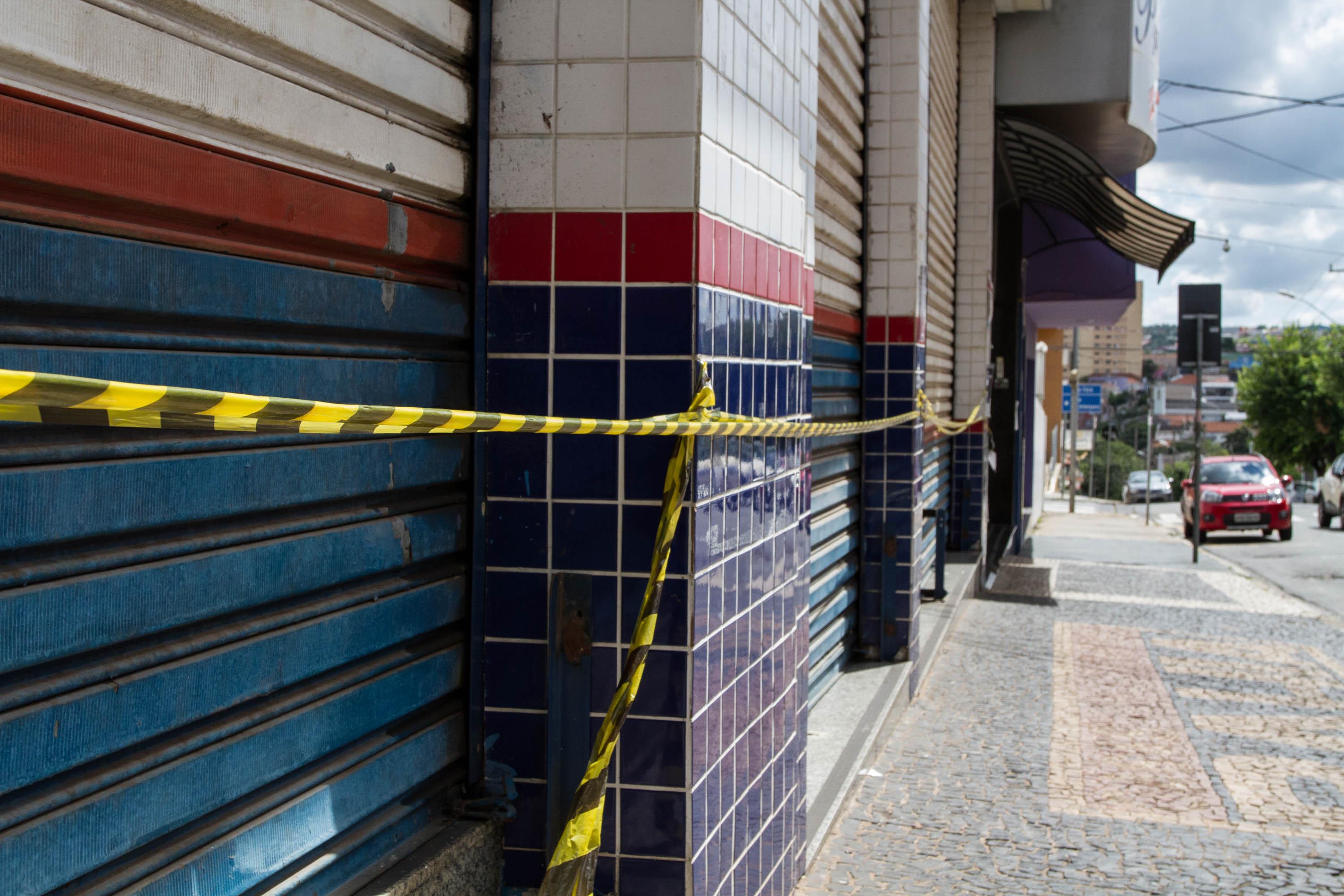 SP - COMÉRCIO-LIMEIRA-MOVIMENTAÇÃO - GERAL - Impasse entre sindicatos dos comerciantes e dos trabalhadores do comércio impede a abertura de lojas durante o feriado de carnaval, em Limeira (SP). Seguindo a recomendação do governo estadual, a Prefeitura de Limeira determinou o cancelamento do ponto facultativo de carnaval desta terça-feira (16). Com isso, donos de lojas queriam abrir, mas a demora na decisão afetou o trabalho dos comerciantes. algumas lojas no centro da cidade abriram, outras permaneceram fechadas. 16/02/2021 - Foto: ROBERTO GARDINALLI/FUTURA PRESS/FUTURA PRESS/ESTADÃO CONTEÚDO