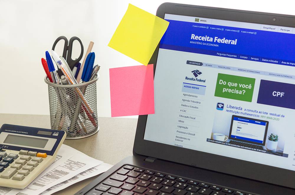 Notebook com tela do site da Receita Federal para declarar imposto de renda (Crédito: Marcelo Ricardo Daros / Shutterstock.com)