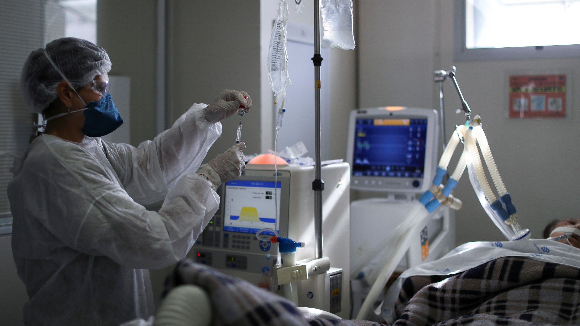 Profissional da UTI do Hospital São Paulo trata paciente com Covid-19 (REUTERS/Amanda Perobelli)