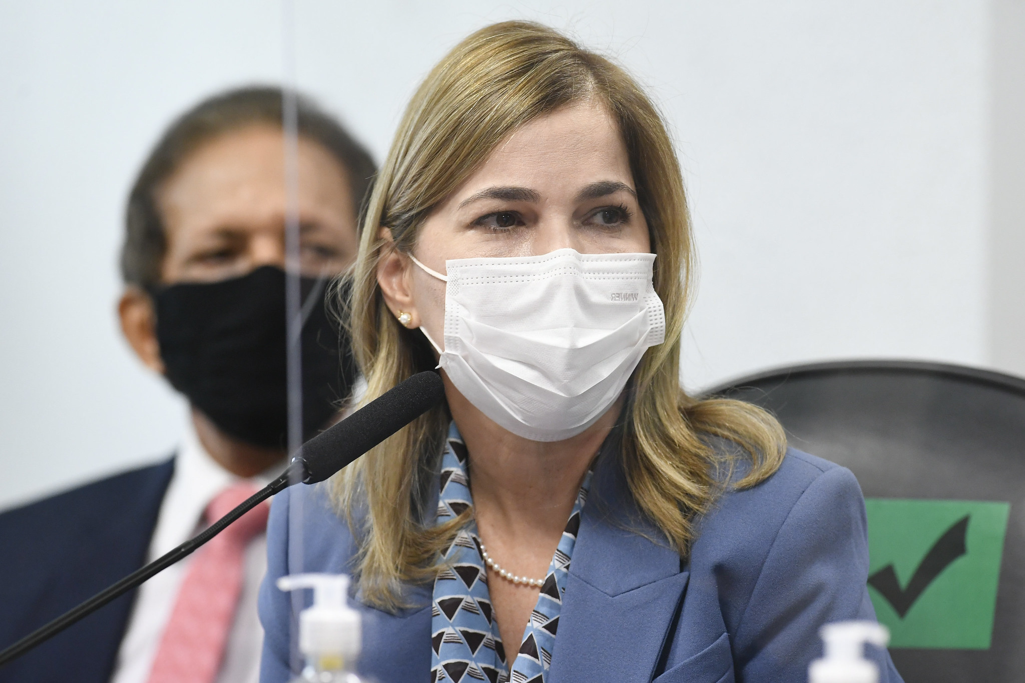 À mesa, em pronunciamento, secretária de Gestão do Trabalho e da Educação na Saúde do Ministério da Saúde, Mayra Pinheiro.