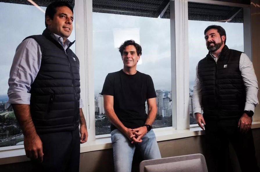 Felipe Bichara, sócio da Faros; Guilherme Benchimol, presidente executivo do Conselho de Administração da XP; e Samy Botsman, sócio da Faros (Foto: divulgação)