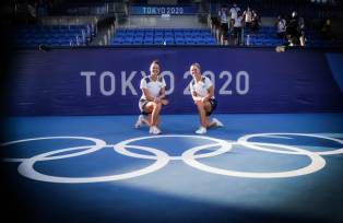 Jogos Olímpicos de Tóquio 2020: tênis duplas feminino. Na foto, as atletas Luisa Stefani e Laura Pigossi após a conquista da medalha de Bronze inédita. Foto: Rafael Bello/COB