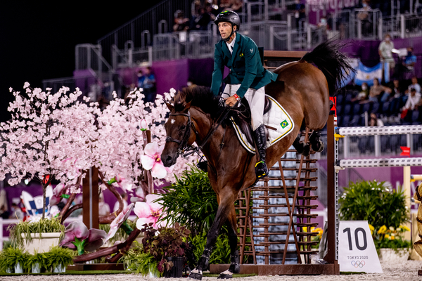 Yuri Mansur, cavalheiro do Brasil, disputa as qualificatórias na modalidade saltos do Hipismo no Equestrian Park (Miriam Jeske/COB)