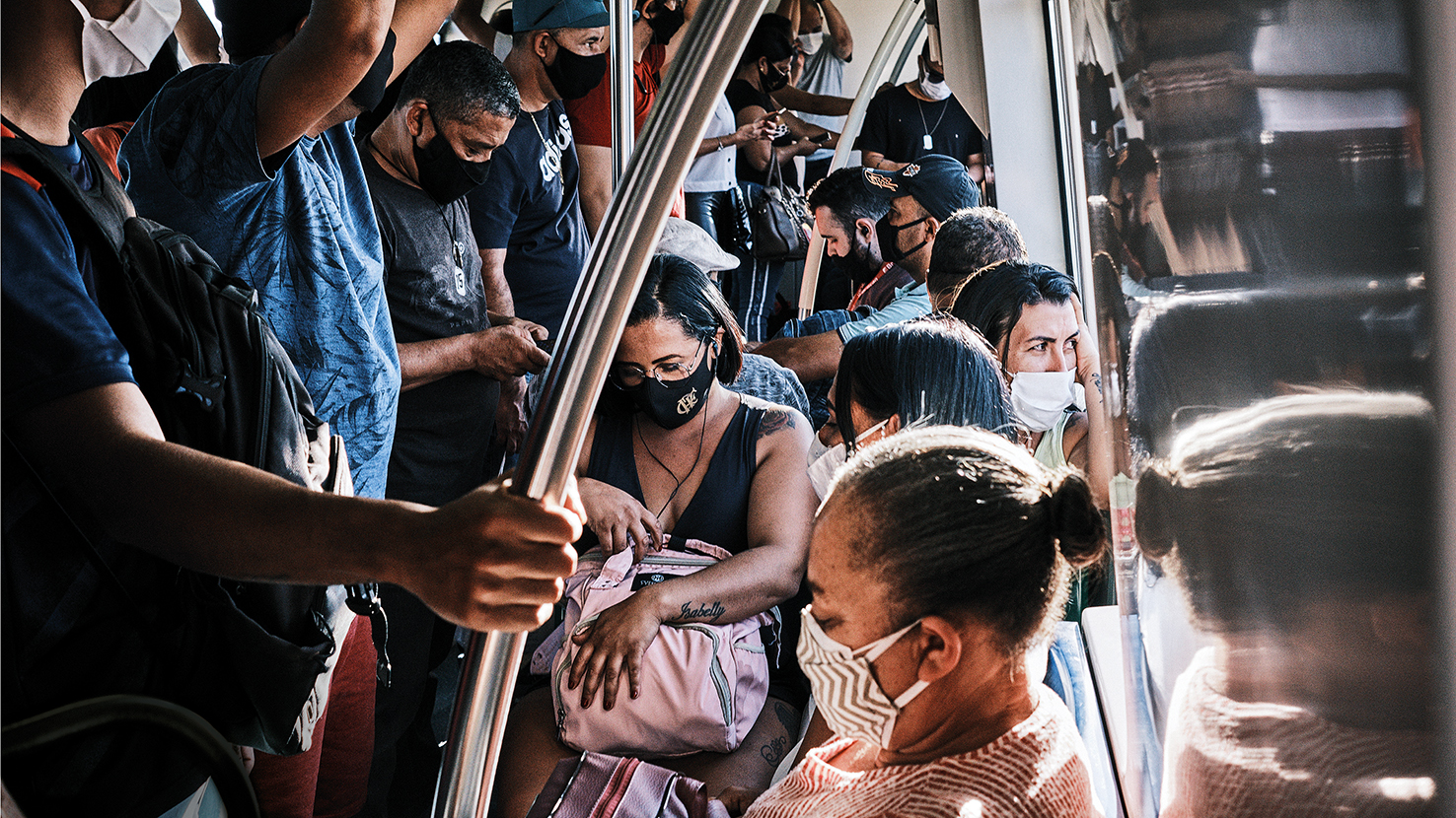 Pessoas viajam em metrô lotado em Brasília em 27 de maio de 2021, após o arrefecimento da onda causada pela variante Gama. (Foto de Gustavo Minas/Getty Images)