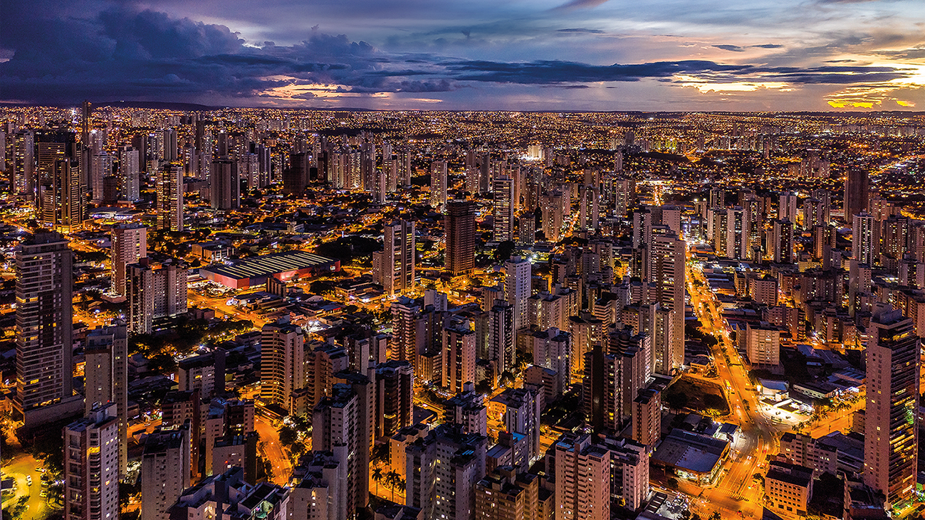 Pôr-do-sol e prédios em Goiânia, Goiás