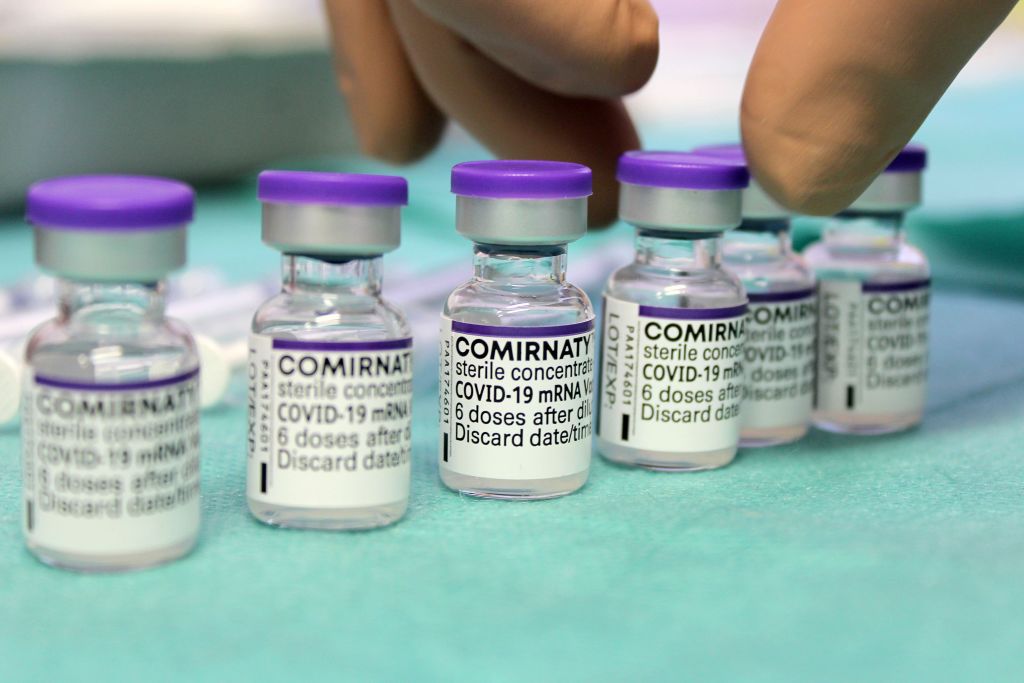 Fracos de vacina contra a Covid-19 da Pfizer (Donato Fasano/Getty Images)