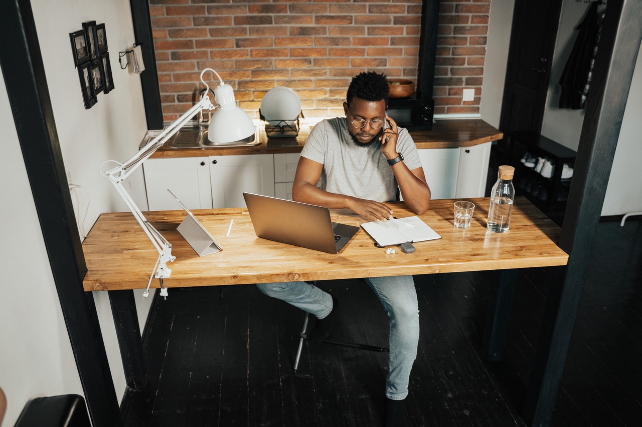 Homem trabalhando em escritório Home Office