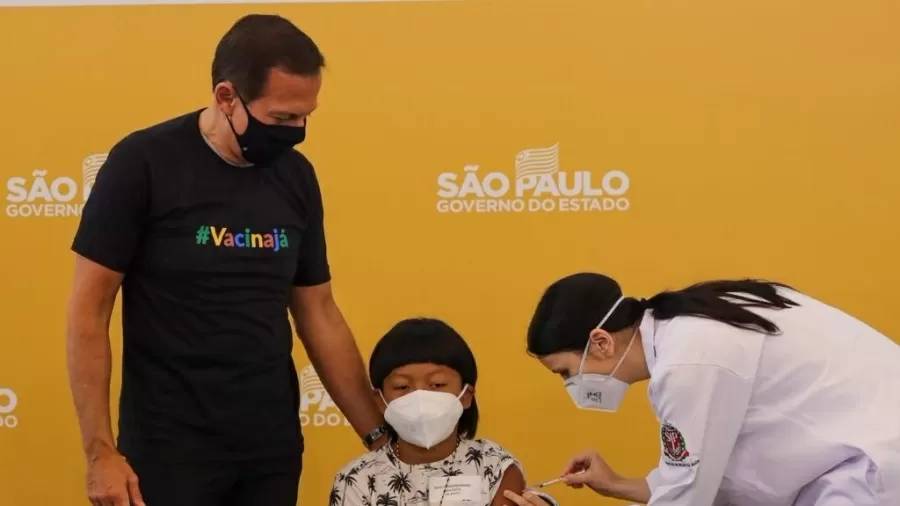 Davi, 8, primeira criança vacinada contra a Covid-19 no Brasil