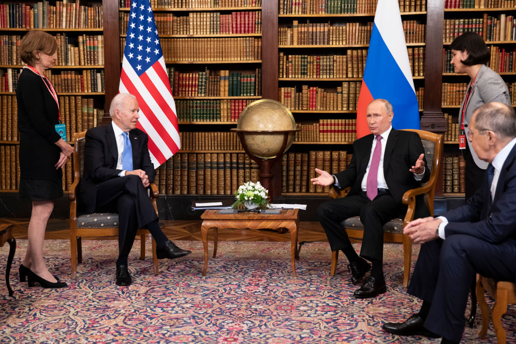 Vladimir Putin e Joe Biden durante encontro na Suíça, em 2021 (Foto: Peter Klaunzer - Pool/Keystone via Getty Images)