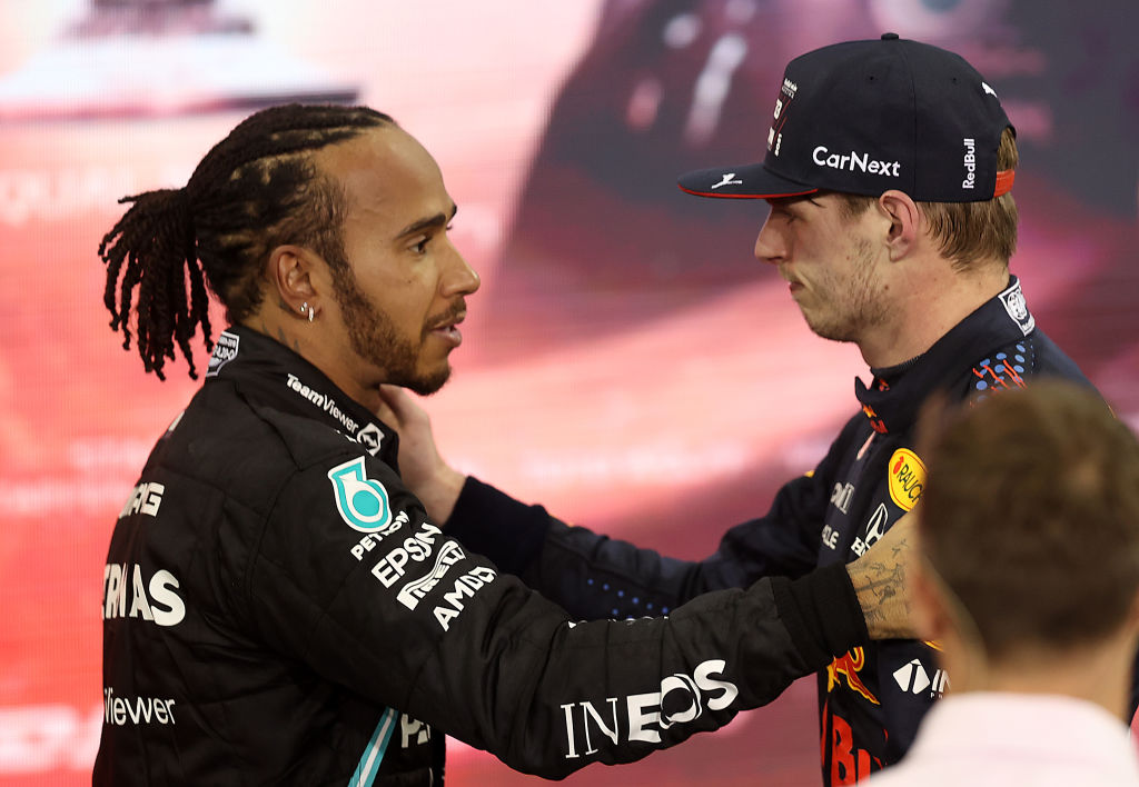 Lewis Hamilton e Max Verstappen após o último GP da temporada 2021 (Lars Baron/Getty Images)