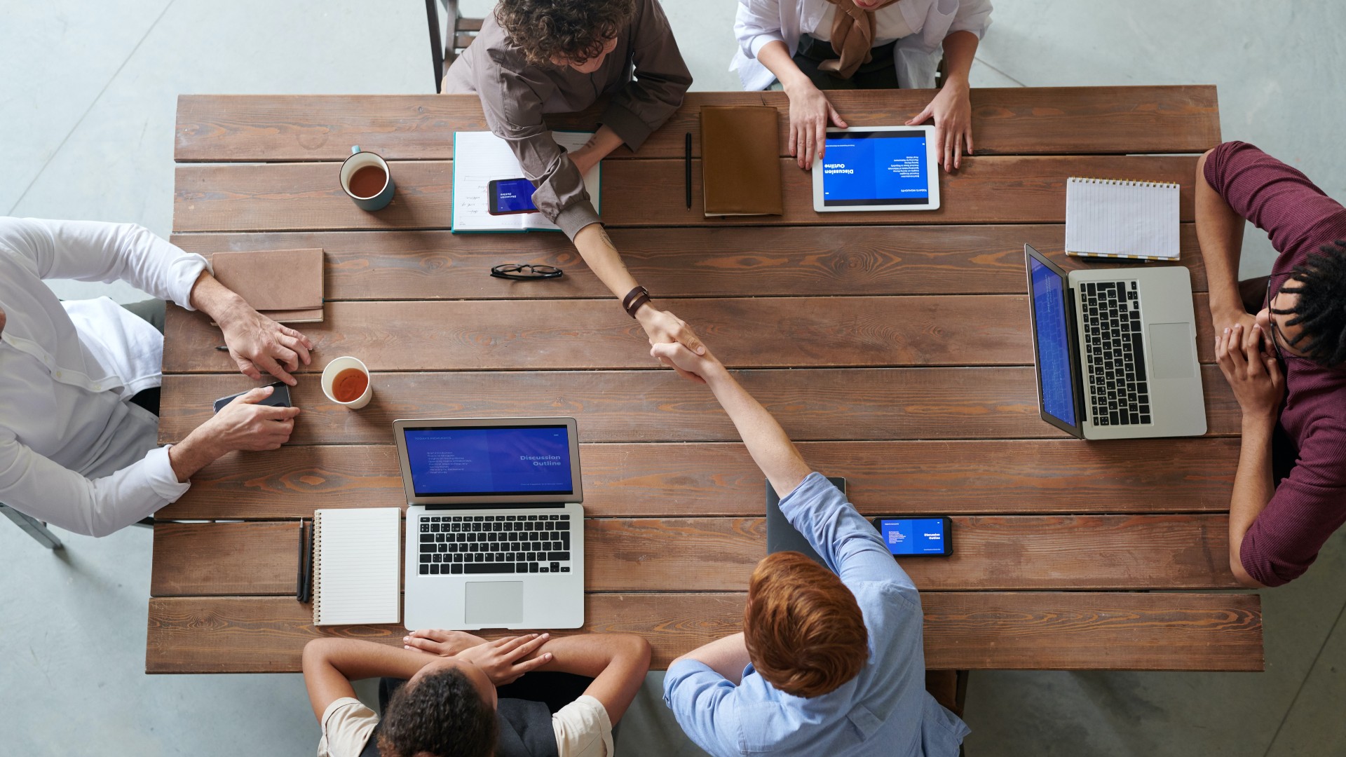 Aperto de mão entre empreendedores; negociação; reunião; startup
