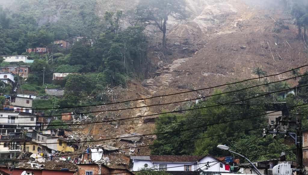 Deslizamentos de terra causados por chuva em Petrópolis (RJ)