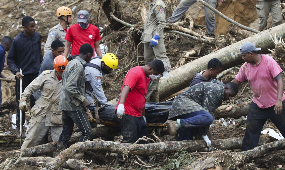 Bombeiros, moradores e voluntários retiram corpo de vítima das chuvas em Petrópolis (RJ)