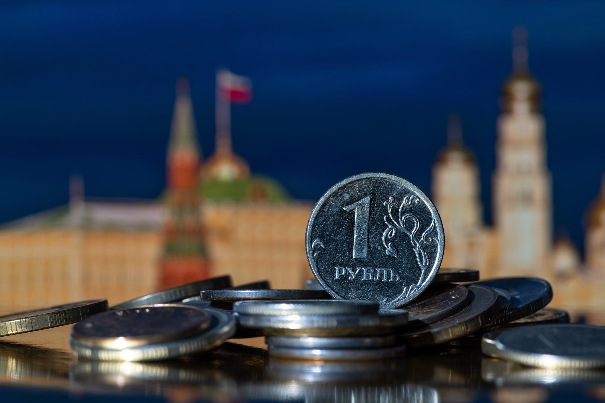 Moeda de 1 rublo russo em frente a símbolos da Rússia (foto: Getty Images)