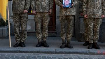 Velório de militar ucraniano morto durante conflito com tropas russas no leste da Ucrânia (Joe Raedle/Getty Images)