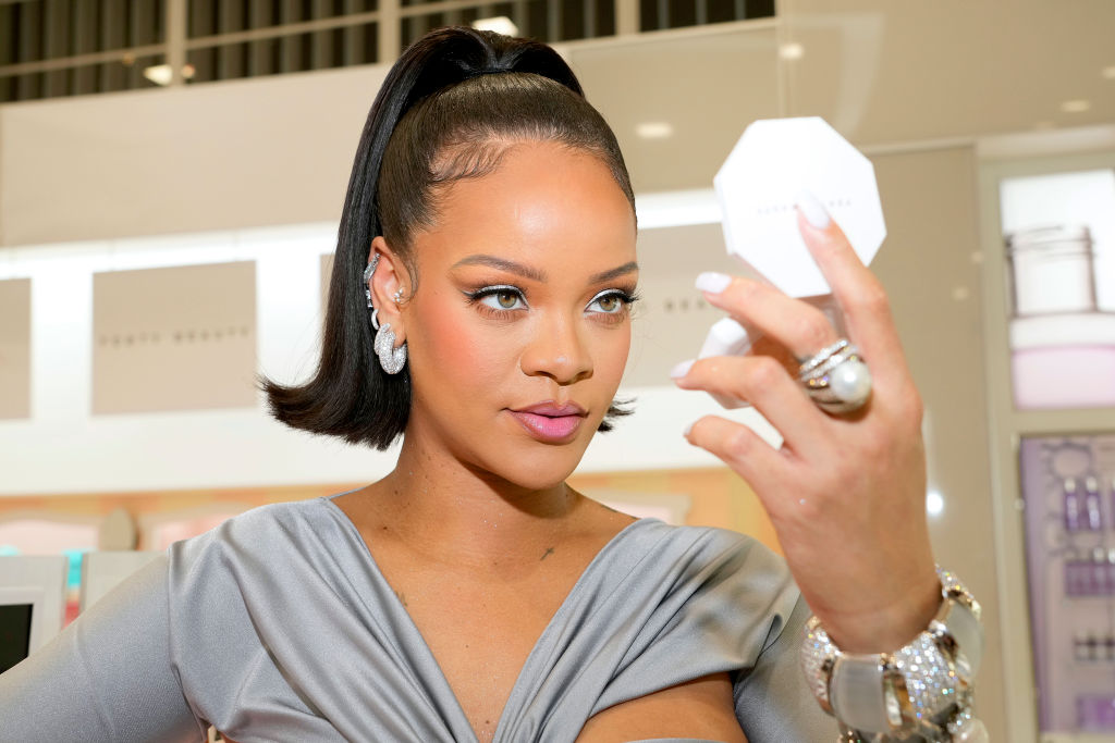 Rihanna celebra o lançamento da Fenty Beauty em 12 de março 2022, em Los Angeles, na Califórnia (Foto de Kevin Mazur/Getty Images)