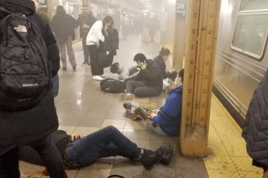 Ataque a tiros em metrô de Nova York deixa feridos em 12 de abril de 2022 (Foto: Reprodução/Twitter)