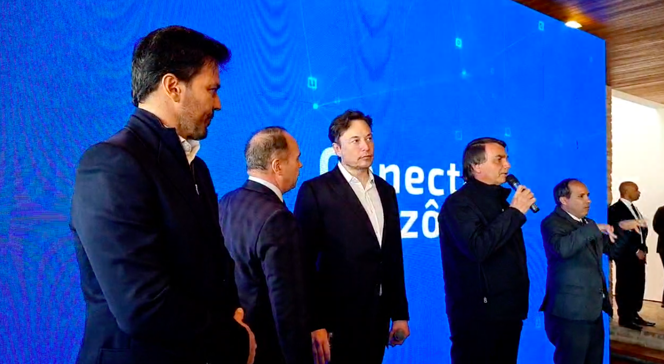 O ministro das Comunicações, Fábio Faria, ao lado do empresário sul-africano Elon Musk e do presidente Jair Bolsonaro, em Porto Feliz (SP)
