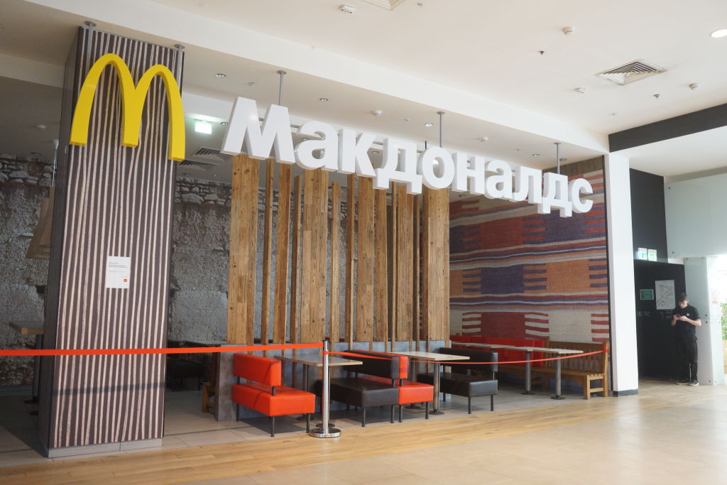 Restaurante do McDonald's fechado em Belaya Dacha, na Rússia, em 14 de abril de 2022, devido à invasão militar da Ucrânia (Foto por Getty Images)