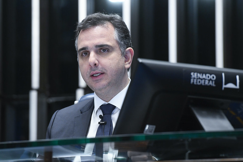 O presidente do Senado Federal, Rodrigo Pacheco (PSD-MG), durante sessão no plenário (Foto: Marcos Oliveira/Agência Senado)