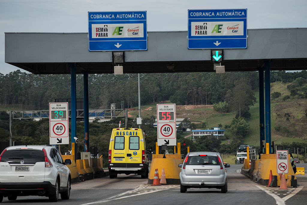 Carros passam por pedágio em rodovia da concessionária Rota das Bandeiras no interior de SP (Paulo Fridman/Corbis via Getty Images)