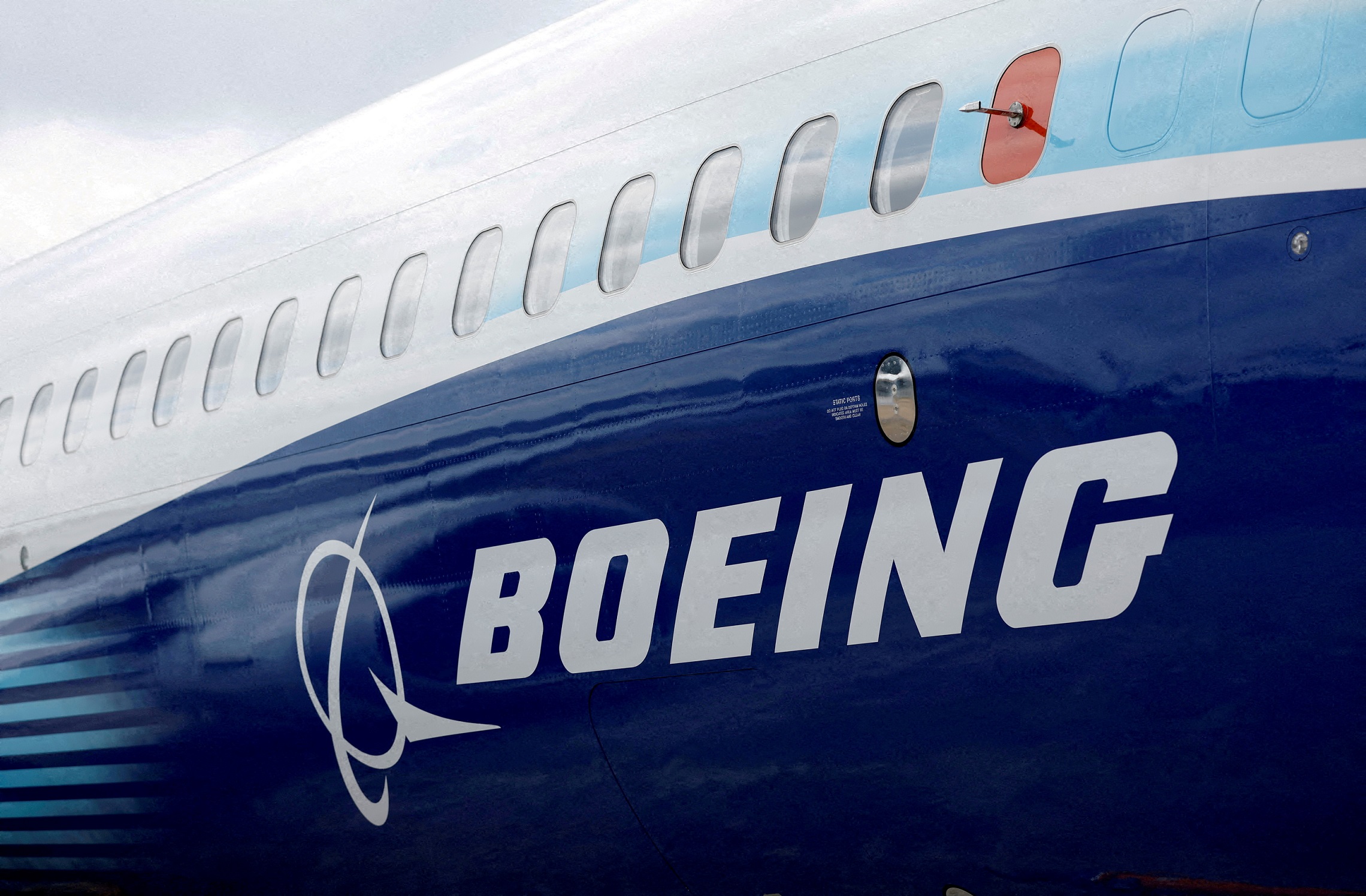 Logo da Boeing é visto na lateral de um 737 MAX, no Reino Unido (Foto: REUTERS/Peter Cziborra)